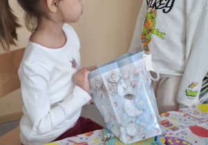 Marcelinka świętuje z dziećmi swoje 6 urodziny.