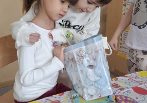 Marcelinka świętuje z dziećmi swoje 6 urodziny.