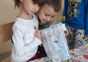 Marcelinka świętuje z dziećmi swoje 6 urodziny.