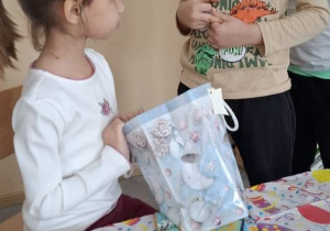 Marcelinka świętuje z dziećmi swoje 6 urodziny.