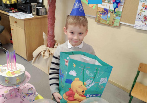 Mateusz świętuje z dziećmi swoje 6 urodziny.