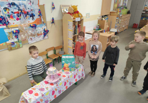 Mateusz świętuje z dziećmi swoje 6 urodziny.