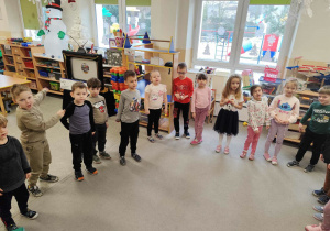 Mateusz świętuje z dziećmi swoje 6 urodziny.