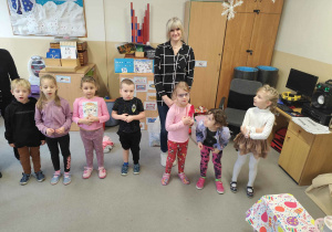 Mateusz świętuje z dziećmi swoje 6 urodziny.