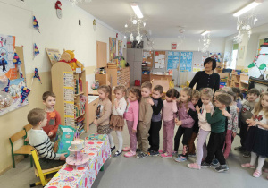 Mateusz świętuje z dziećmi swoje 6 urodziny.