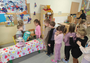 Mateusz świętuje z dziećmi swoje 6 urodziny.