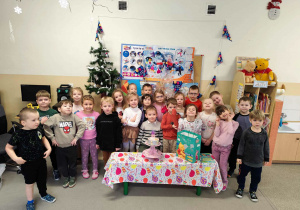 Mateusz świętuje z dziećmi swoje 6 urodziny.