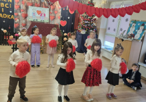 Dzieci występują przed dziadkami.