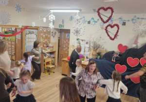 Wspólna zabawa dziadków z wnuczkami.