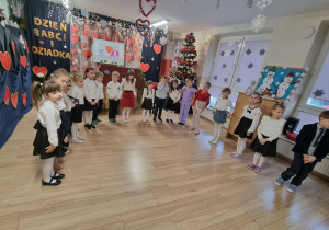 Dzieci występują przed dziadkami.