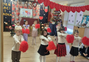 Dzieci występują przed dziadkami.