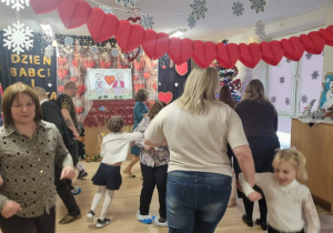 Wspólna zabawa dziadków z wnuczkami.