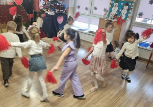 Dzieci występują przed dziadkami.