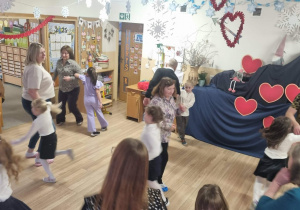 Wspólna zabawa dziadków z wnuczkami.