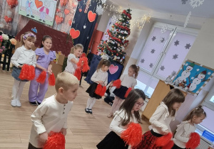 Dzieci występują przed dziadkami.