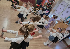 Dzieci występują przed dziadkami.