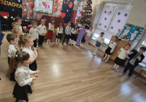 Dzieci występują przed dziadkami.