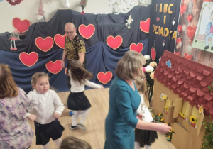 Wspólna zabawa dziadków z wnuczkami.