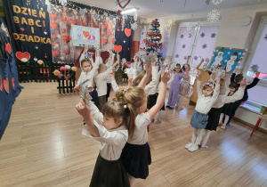 Dzieci występują przed dziadkami.