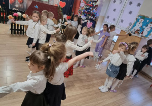 Dzieci występują przed dziadkami.