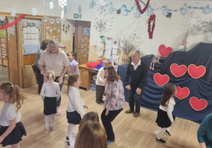 Dzieci występują przed dziadkami.