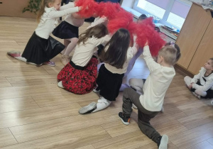 Dzieci występują przed dziadkami.