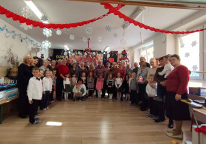 Wspólne pamiątkowe zdjęcie gości i dzieci.