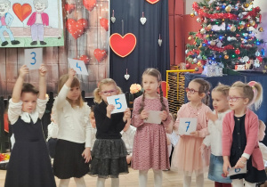 Dzieci podczas występów dla babć i dziadków.