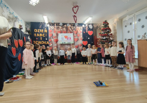 Dzieci podczas występów dla babć i dziadków.