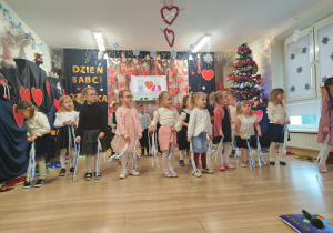 Dzieci podczas występów dla babć i dziadków.