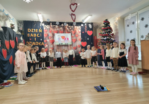 Dzieci podczas występów dla babć i dziadków.