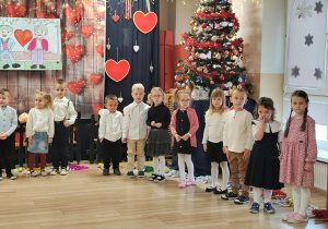 Dzieci podczas występów dla babć i dziadków.