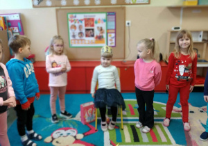 Dzieci śpiewają 100 lat jubilatce.