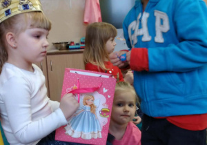 Dziecko składa życzenia jubilatce.