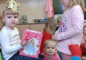 Dziecko składa życzenia jubilatce.