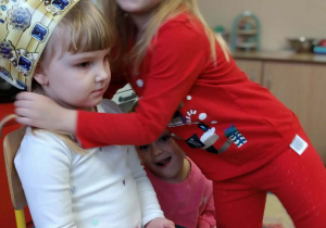 Dziecko składa życzenia jubilatce.