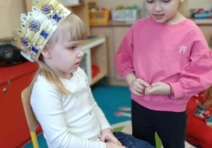 Dziecko składa życzenia jubilatce.