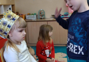 Dziecko składa życzenia jubilatce.