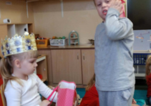 Dziecko składa życzenia jubilatce.