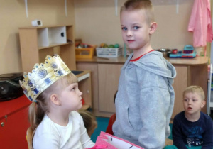 Dziecko składa życzenia jubilatce.