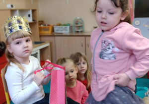 Dziecko składa życzenia jubilatce.