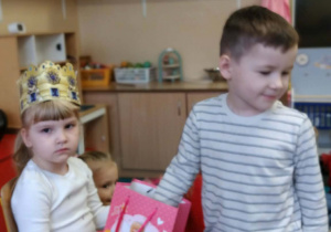 Dziecko składa życzenia jubilatce.