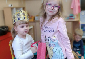 Dziecko składa życzenia jubilatce.