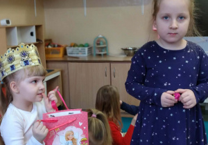 Dziecko składa życzenia jubilatce.