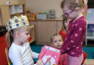 Dziecko składa życzenia jubilatce.