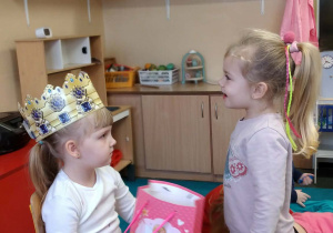 Dziecko składa życzenia jubilatce.