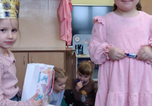 Dziecko składa życzenia jubilatce.