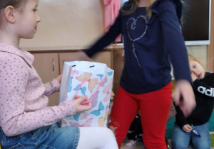 Dziecko składa życzenia jubilatce.