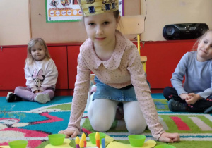 Jubilatka rozkłada koraliki na słoneczku urodzinowym.