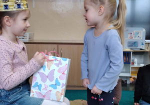 Dziecko składa życzenia jubilatce.